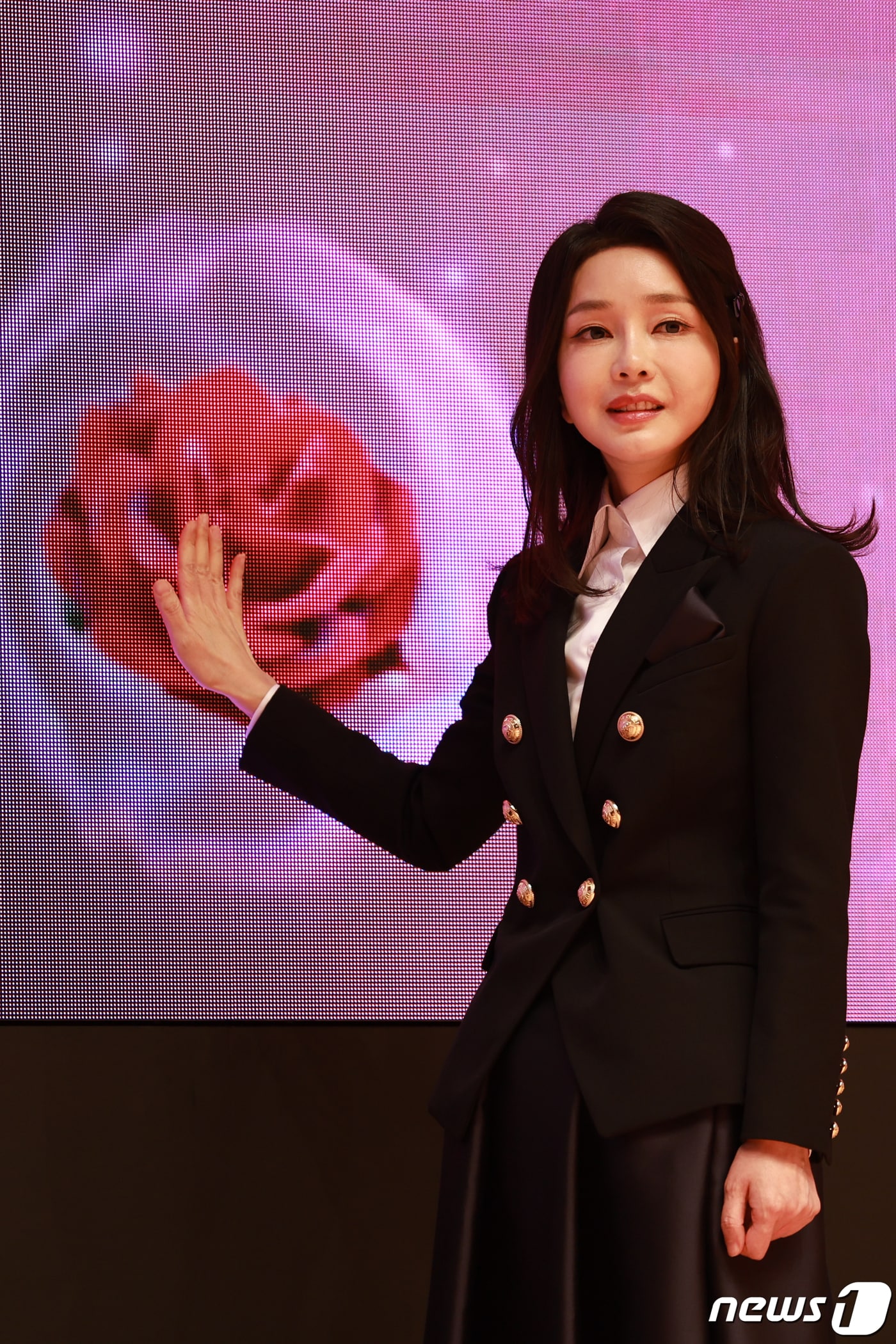 2023년 3월 8일 김건희 여사가 한국여성단체협의회 초청으로 서울 강남구 코엑스에서 열린 3.8 세계 여성의 날 기념행사에 참석해 LED 전광판에 뜬 장미꽃을 터치하고 있다. (대통령실 제공) 2023.3.8/뉴스1 ⓒ News1 안은나 기자