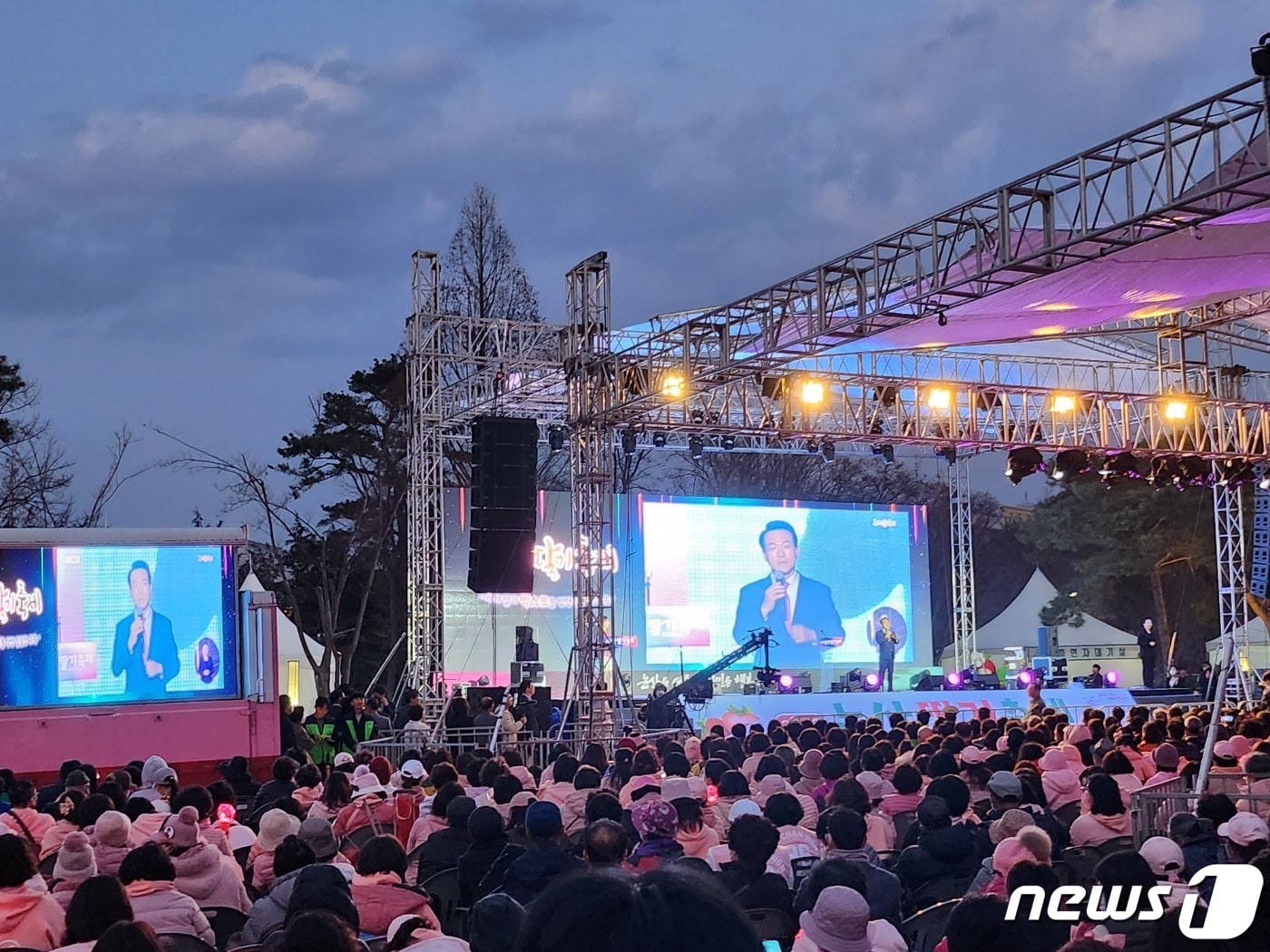 8일 논산시민공원에서 열린 &#39;2023 논산 딸기 축제&#39;에서 백성현 시장이 축사하고 있다. / 최형욱 기자 