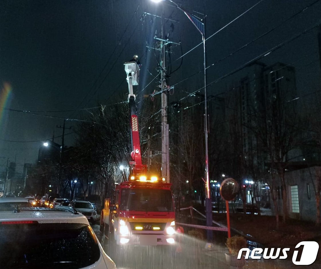 8일 오후 11시 39분쯤 부천시 약대동의 한 아파트에 전기공급이 끊겼다. 한국전력 관계자들이 전기 복구 작업을 하고 있다. (독자제공)2023.3.9/뉴스1 ⓒ News1 정진욱 기자