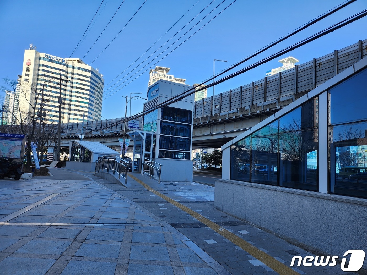부산 남구 문현교차로 지하보도에 엘리베이터가 설치된 모습.(남구 제공)
