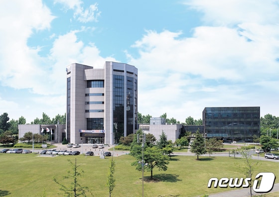 한국과학기술정보연구원(KISTI)이 9일 군수데이터 수집체계 구축과 상태기반정비(CBM+) 기술개발 및 검증을 위한 무기체계 CBM+ 특화연구센터 개소식을 KISTI 본원에서 개최했다. 사진은 KISTI 대전본원 전경. /뉴스1 