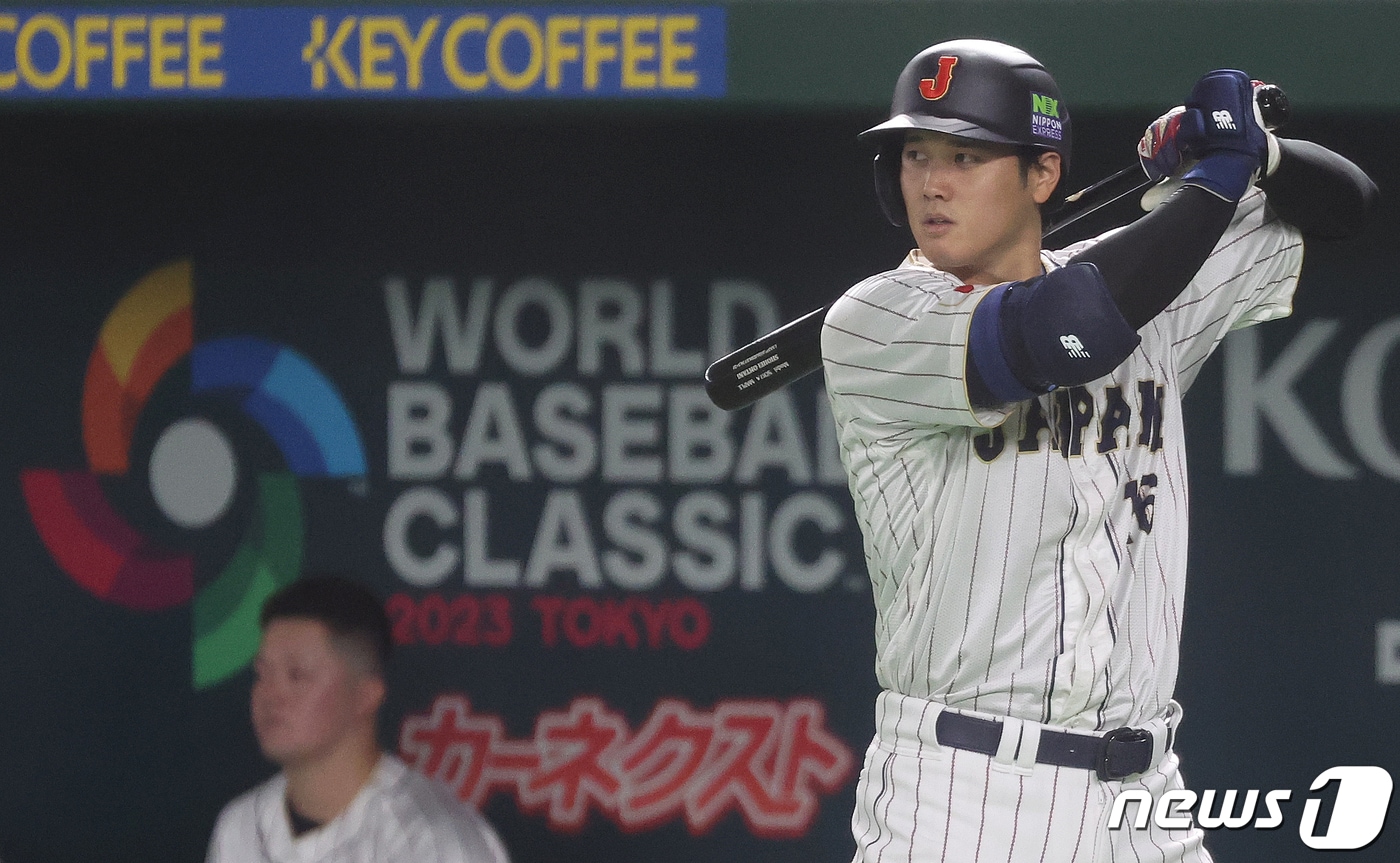 9일 오후 일본 도쿄돔에서 열린 2023 월드베이스볼클래식(WBC) B조 1라운드 중국과 일본의 경기, 일본 대표팀 오타니가 2회말 2사 만루 상황에서 몸을 풀고 있다. 2023.3.9/뉴스1 ⓒ News1 김진환 기자