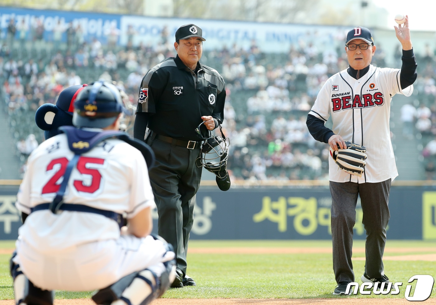 두산, 잠실야구장 마지막 시구자로 김인식 전 감독 초청