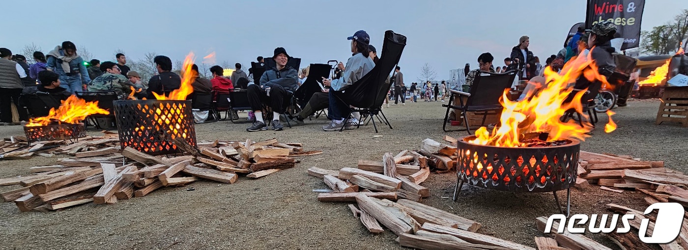 1일 경북 구미낙동강체육공원에서 열린 국내 최대 아웃도어 캠핑축제 &#39;고아웃캠프&#39;에 참여한 캠퍼들이 해가 지자 장작불을 피워놓고 &#39;불멍&#39;을 즐기고 있다. 2023.4.1/뉴스1 ⓒ News1 정우용 기자