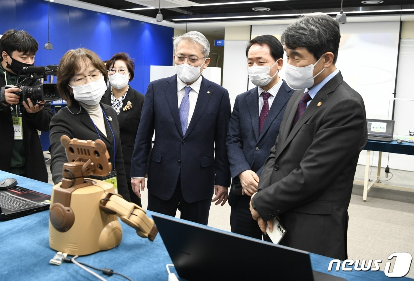 지난해 12월12일 한성대 낙산관 대강당에서 열린 '2022 디지털 새싹 비전 선포식'에서 한성대 조혜경(맨 왼쪽) 교수의 AI 로봇 'MOCCA'시연 장면을 이창원(오른쪽 세번째) 한성대 총장과 이주호(맨 오른쪽) 사회부총리가 지켜보고 있다. (제공=한성대)