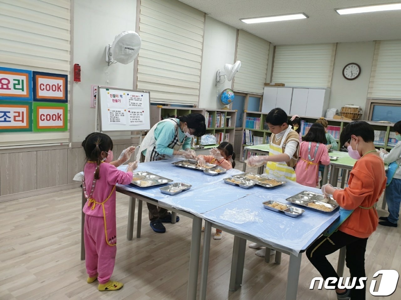 일손이 부족한 농번기 어린아이들이 함안군다함께돌봄센터에서 돌봄수업을 듣고 있다.&#40;함안군 제공&#41;