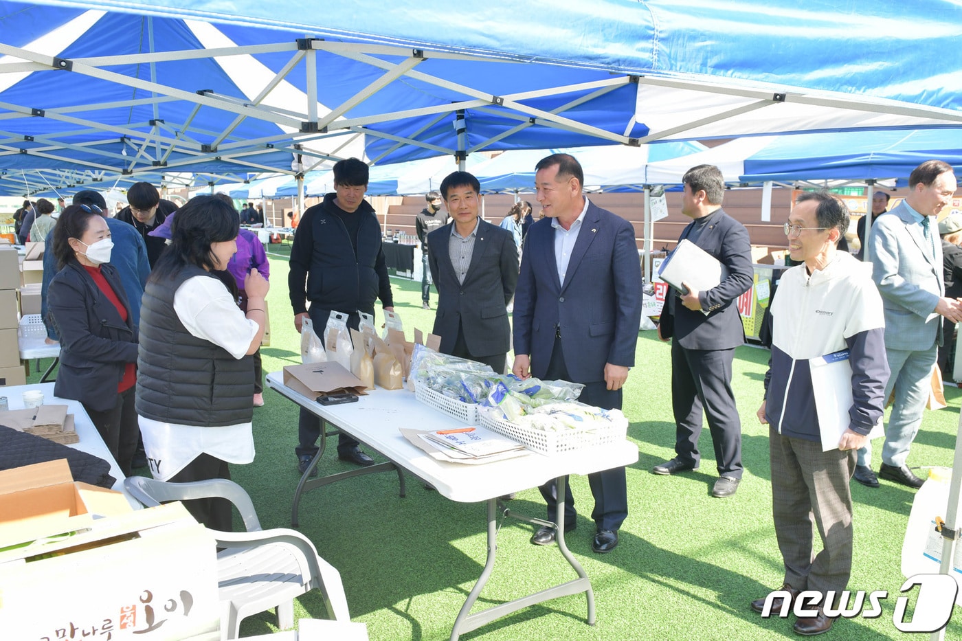  최원철 공주시장이 지난 9일 서울 송파구 보인고등학교 운동장에서 열린 농특산물직거래장터를 둘러보고 있다. &#40;공주시 제공&#41; / 뉴스1