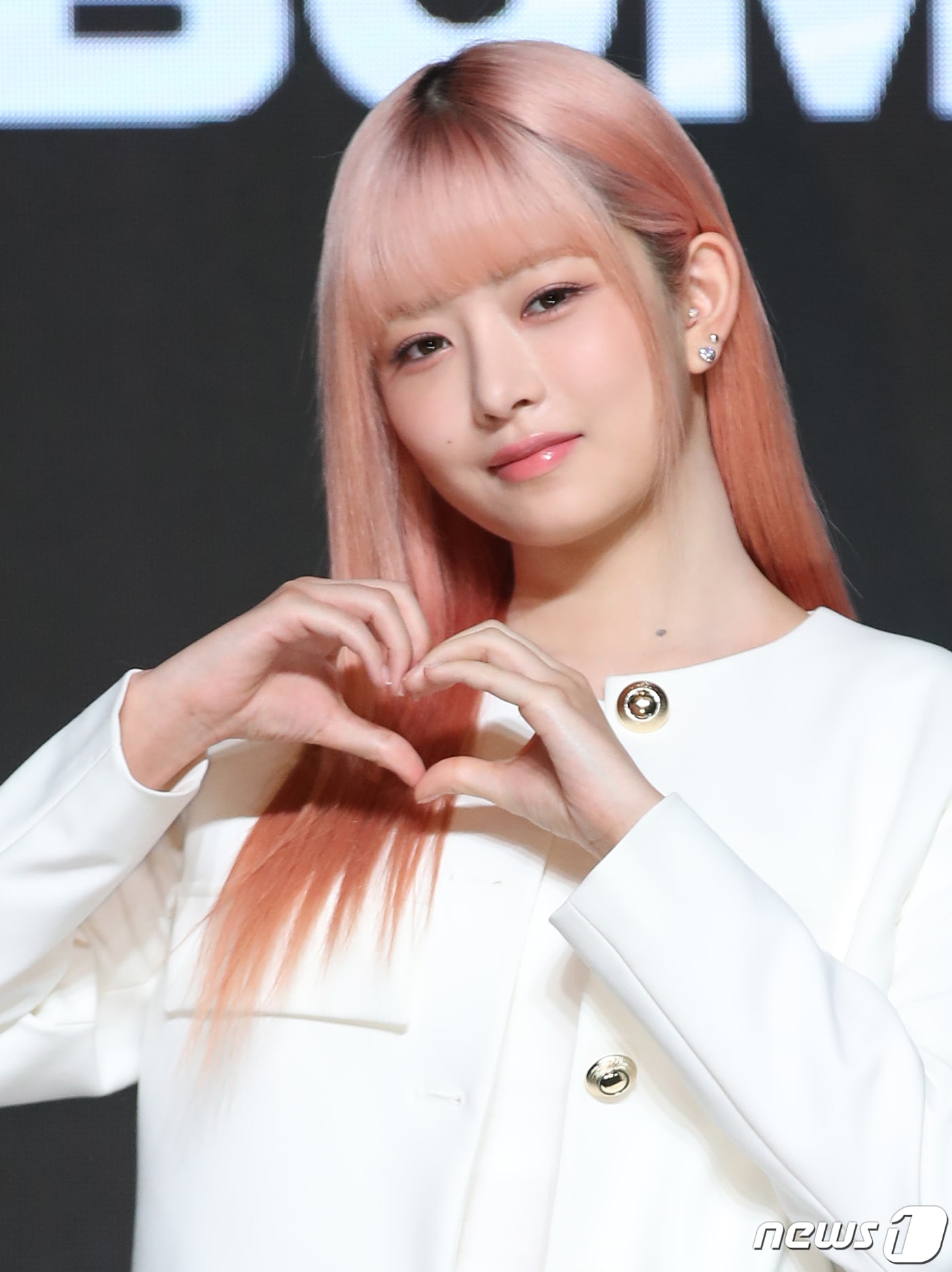 그룹 아이브(IVE)의 레이가 10일 서울 영등포구 콘래드 서울 호텔에서 가진 첫 번째 정규 앨범 '아이해브 아이브(i've IVE)' 발매 기자간담회에서 포즈를 취하고 있다. 2023.4.10/뉴스1 ⓒ News1 권현진 기자