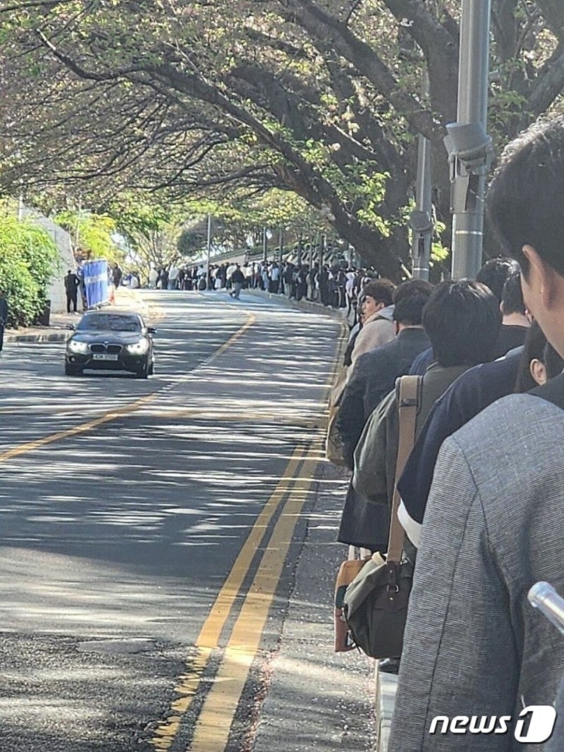 지난 8일 부산 달맞이길에 위치한 이디야커피는 개장 6시간 전인 새벽 3시부터 수십명의 방문객이 줄을 섰다. (독자 제공)