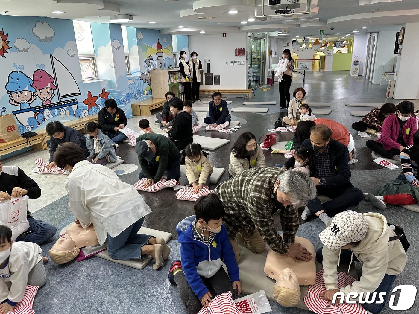 울산유아교육진흥원이 진행한 '삐뽀삐뽀 할머니 할아버지와 함께 배우는 응급처치교육' 시간에 참가자들이 유아심폐소생술을 실습하고 있다. (울산유아교육진흥원 제공)
