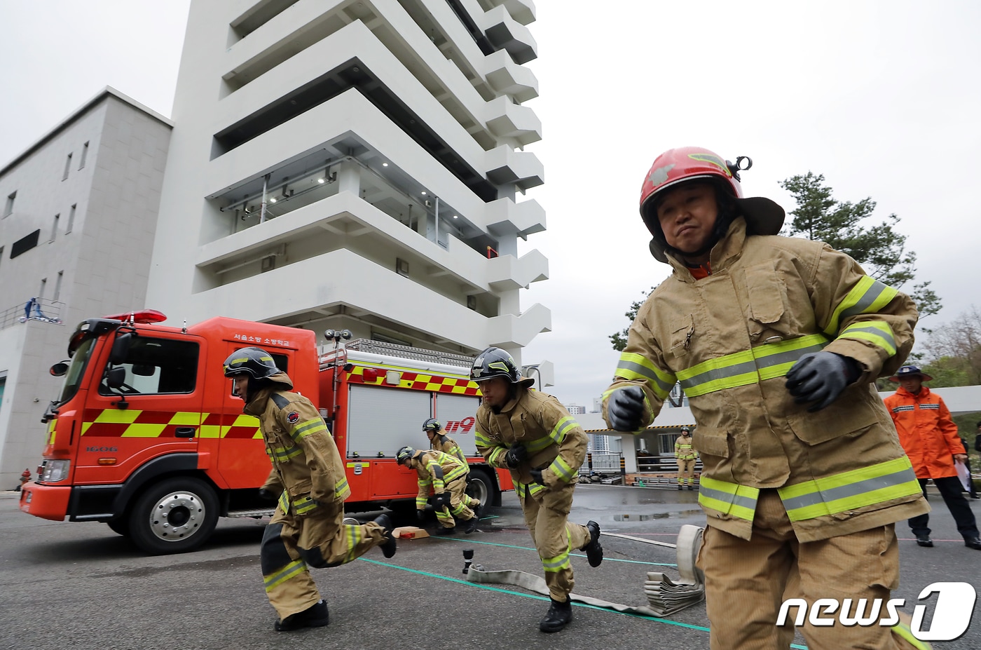 11일 오전 서울 은평구 진관동 서울소방학교에서 열린 2023년 서울 소방기술경연대회에 참가한 서대문소방서 대원들이 화재전술 속도방수 경연에 앞서 몸을 풀고 있다. 2023.4.11/뉴스1 ⓒ News1 박정호 기자