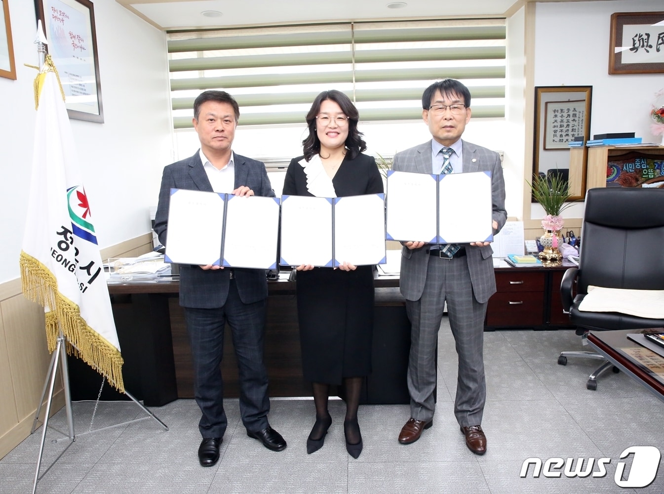  전북 정읍시와 (사)정읍지역활성화센터, 섬진강댐노인복지관은 11일 정읍시청에서 농촌의 부족한 사회서비스 문제 해결을 위해 ‘농촌 찾아가는 사회서비스 활동 지원사업’ 추진을 위한 업무협약을 맺었다. 왼쪽부터 이학수 정읍시장, 이해경 섬진강댐노인복지관장, 이봉열 정읍지역활성화센터 이사장.(정읍시 제공)2023.4.11/뉴스1