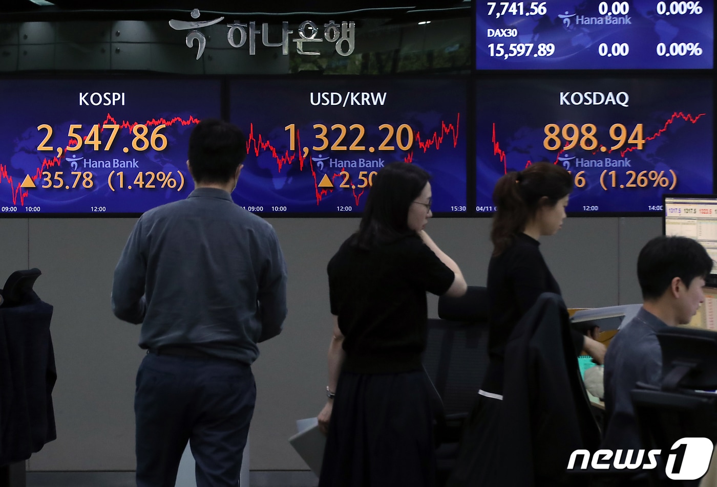 11일 오후 서울 중구 하나은행 명동점 딜링룸 전광판. 2023.4.11/뉴스1 ⓒ News1 박정호 기자