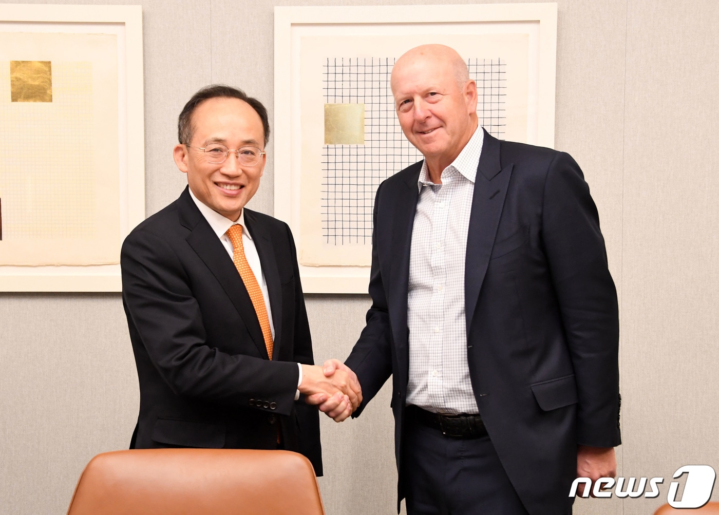 G20 재무장관회의 및 IMF/WB 춘계회의 참석차 미국을 방문중인 추경호 전 부총리 겸 기획재정부장관이 골드만삭스 뉴욕 본사를 방문해 데이비드 솔로몬 골드만삭스 CEO(최고경영자)와 기념촬영을 했다. (기획재정부 제공) 2023.4.12/뉴스1