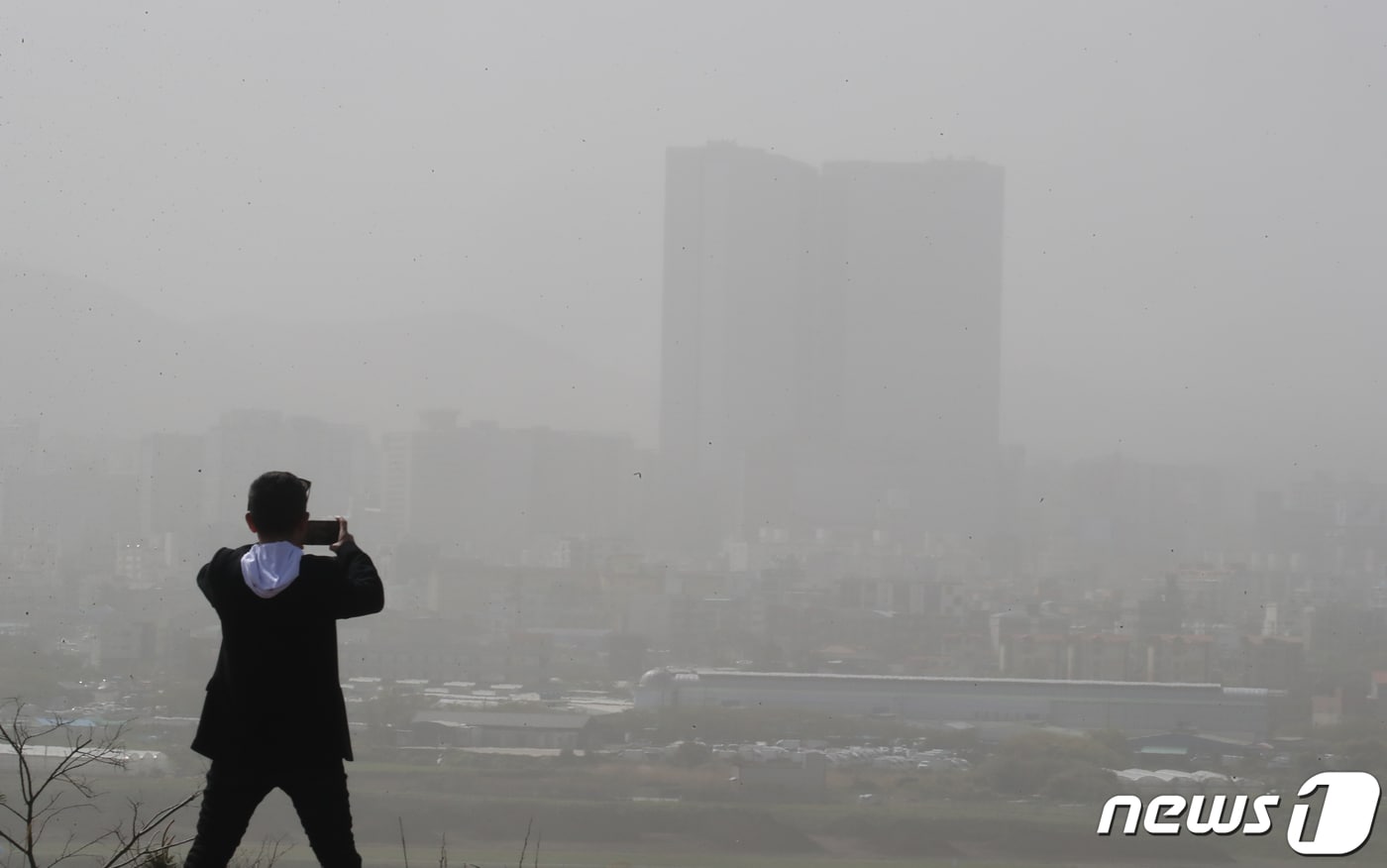 제주에 미세먼지 주의보가 발령된 지난 4월12일 오전 제주시 도두봉에서 바라본 도심이 뿌옇게 보이고 있다. 2023.4.12/뉴스1 ⓒ News1 오현지 기자