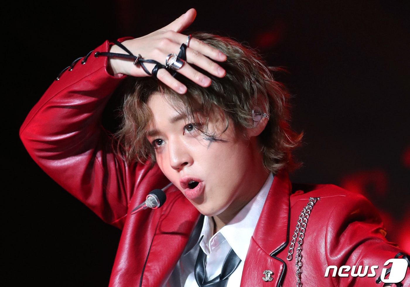 가수 박지훈이 12일 서울 강남구 일지아트홀에서 가진 일곱 번째 미니 앨범 '블랭크 오어 블랙(Blank or Black)' 발매 쇼케이스에서 신곡을 선보이고 있다. 2023.4.12/뉴스1 ⓒ News1 권현진 기자