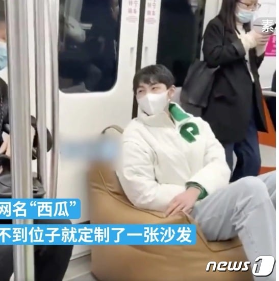 지하철에서 휴대용 소파에 앉아 있는 남성 - 웨이보 갈무리