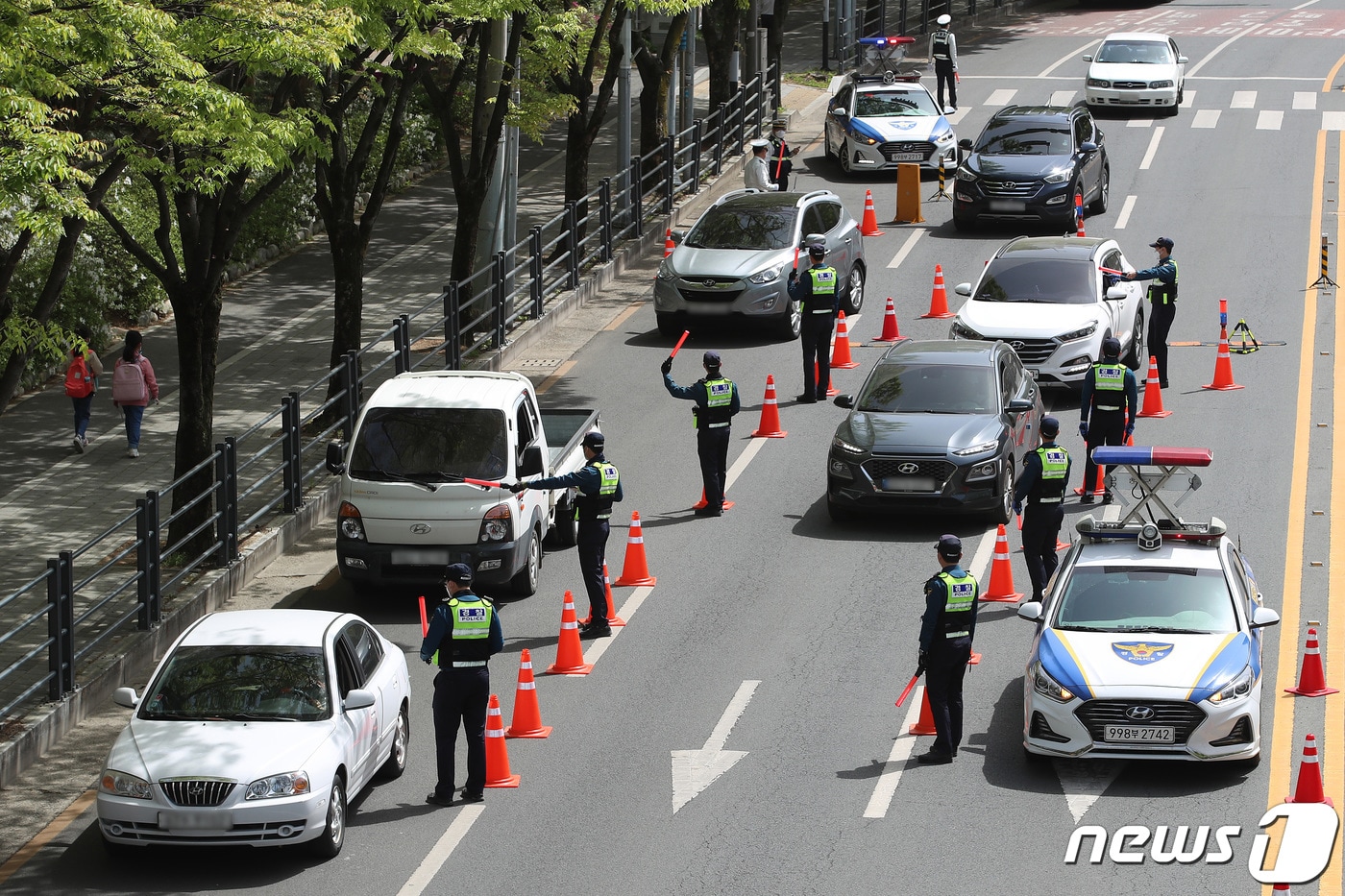 13일 오후 대구 수성구 한 초등학교 앞 도로 어린이보호구역에서 경찰이 음주단속을 하고 있다. 대구경찰청은 최근 대전의 한 어린이보호구역에서 발생한 음주운전 사망사고와 관련해 음주 교통사고 예방을 위해 주간 음주단속을 추가로 시행한다고 밝혔다. 2023.4.13/뉴스1 ⓒ News1 공정식 기자