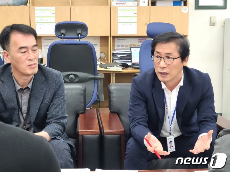 정성환 전북교육청 민주시민교육과장(사진 오른쪽)이 13일 약식브리핑을 갖고 전날 교육부과 발표한 학교폭력 근절 종합대책에 따른 전북교육청의 입장과 향후 계획에 대해 발표하고 있다.2023.4.13/뉴스1