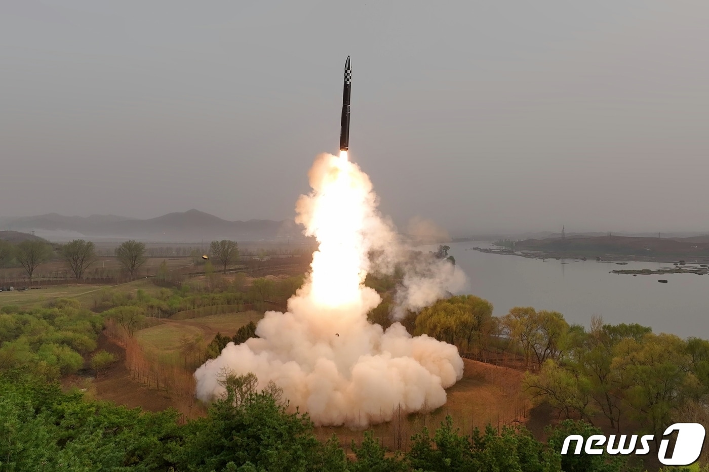 &#40;평양 노동신문=뉴스1&#41; = 북한의 대륙간탄도미사일&#40;ICBM&#41; &#39;화성-18형&#39;의 발사 모습. [국내에서만 사용가능. 재배포 금지. DB 금지. For Use Only in the Republic of Korea. Redistribution Prohibited] rodongphoto@news1.kr