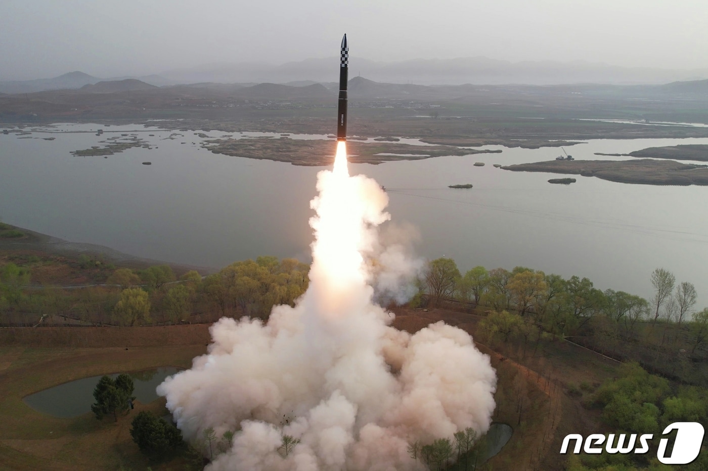 &#40;평양 노동신문=뉴스1&#41; = 북한의 대륙간탄도미사일&#40;ICBM&#41; &#39;화성-18형&#39; 발사 모습. [국내에서만 사용가능. 재배포 금지. DB 금지. For Use Only in the Republic of Korea. Redistribution Prohibited] rodongphoto@news1.kr