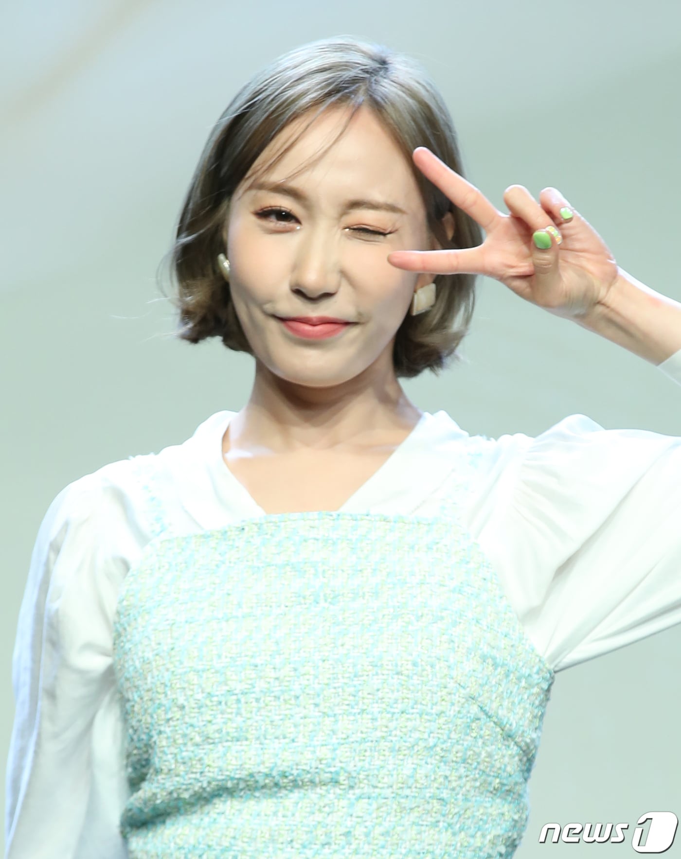 트로트 가수 별사랑이 14일 오전 서울 강남구 청담동 일지아트홀에서 가진 새 싱글 '장꾸미' 쇼케이스에서 포즈를 취하고 있다. 2023.4.14/뉴스1 ⓒ News1 권현진 기자