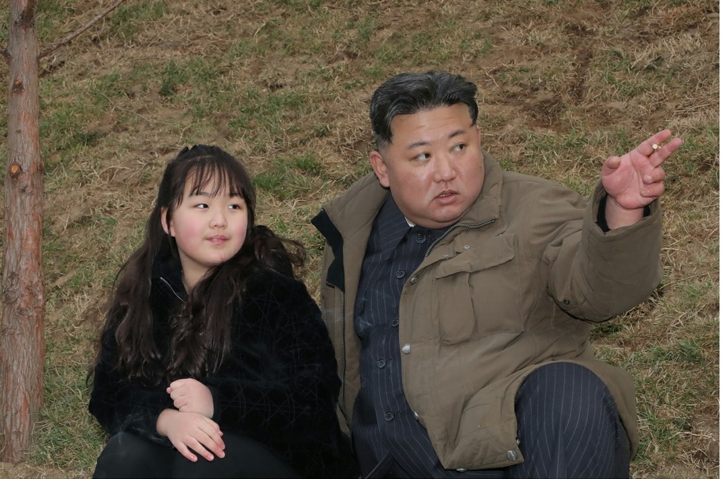 (평양 노동신문=뉴스1) = 딸 김주애와 함께 고체연료를 사용한 새로운 대륙간탄도미사일(ICBM) '화성포-18형(화성-18형)' 발사 현장은 찾은 김정은 노동당 총비서. [국내에서만 사용가능. 재배포 금지. DB 금지. For Use Only in the Republic of Korea. Redistribution Prohibited] rodongphoto@news1.kr 