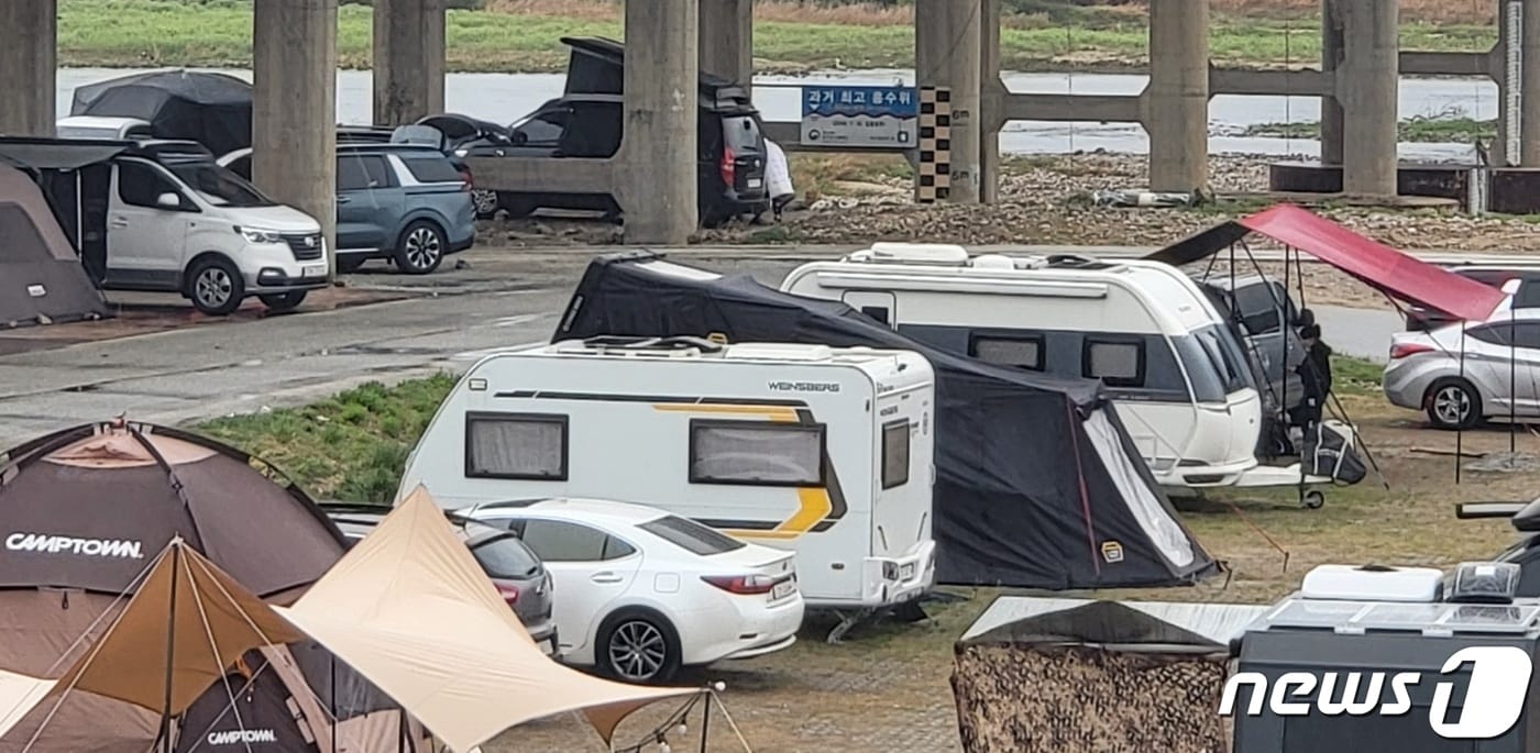 15일 오후 강원 원주를 비롯한 주요지역에 비가 내린 가운데, 이날 오후 원주시 문막읍 섬강 둔치 주변에 캠핑 장비가 몰려 있다. 2023.4.15/뉴스1 신관호 기자