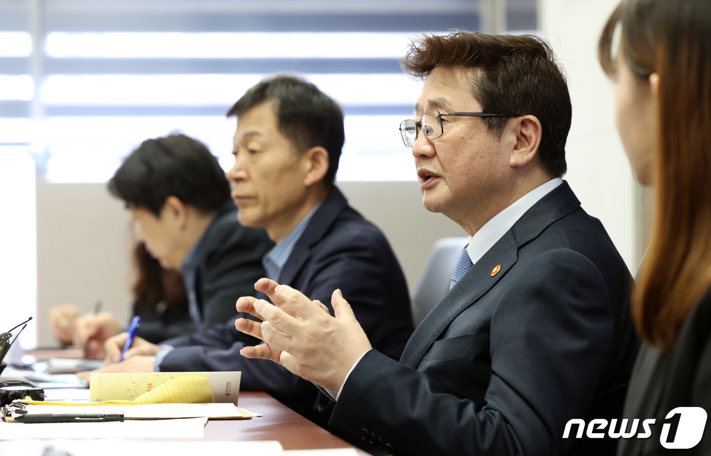 박보균 문화체육관광부 장관이 17일 서울 용산구 한국저작권위원회 서울사무소에서 만화계 관계자들과 검정고무신 법률센터 활성화 대책 및 창작자 권리보호 방안을 논의하고 있다. (문화체육관광부 제공) 2023.4.17/뉴스1