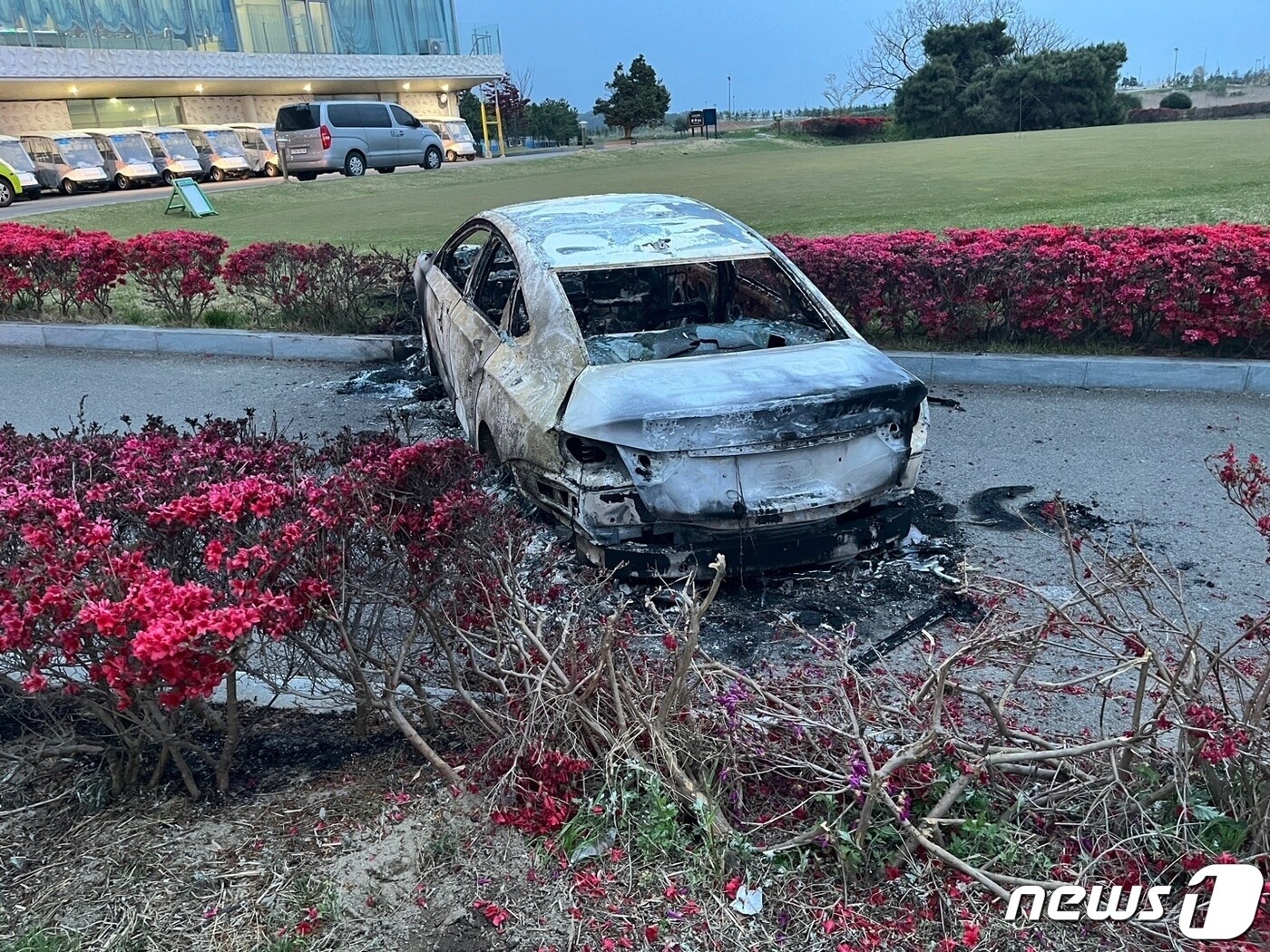 18일 오전 5시11분께 전북 군산시 옥서면 한 골프장에 있던 승용차에서 불이 나 차에 타고 있던 남성이 숨졌다.(전북소방본부 제공)2023.4.18./뉴스1