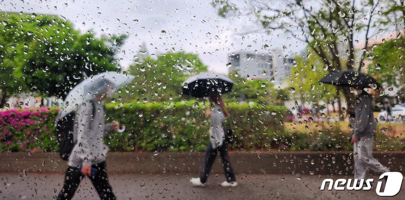 비가 내린 18일 전북 전주시 전북대학교에서 우산을 쓴 학생들이 교정을 걷고 있다. 2023.4.18 ⓒ 뉴스1 유경석 기자