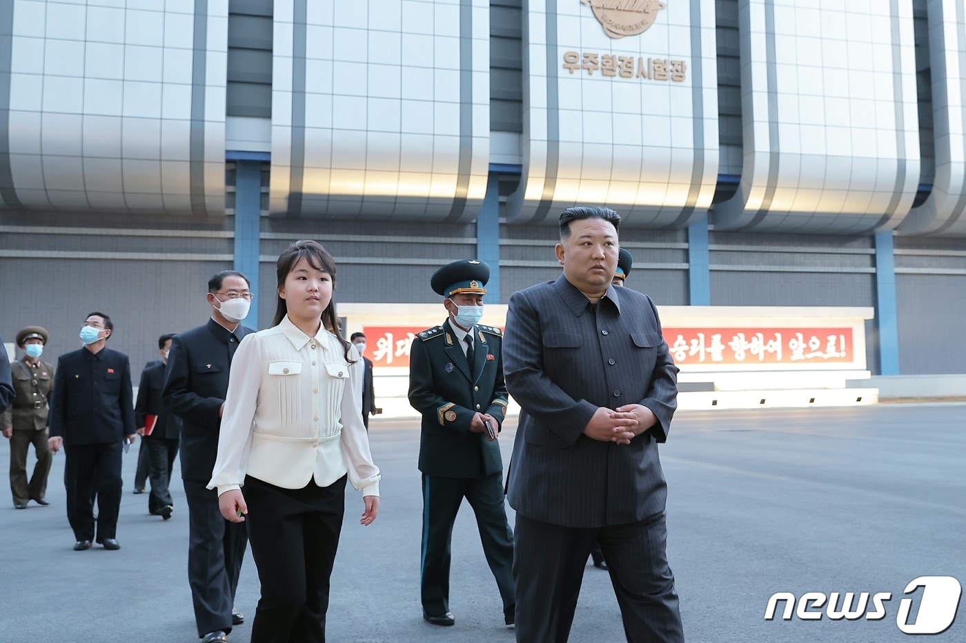 (평양 노동신문=뉴스1) = 북한 노동당 기관지 노동신문은 19일 김정은 총비서가 지난 18일 국가우주개발국을 현지지도했다고 보도했다. 김 총비서의 딸 김주애는 현장에 함께 동행했다. 주애의 오른손에 성냥갑이 들려있다. [국내에서만 사용가능. 재배포 금지. DB 금지. For Use Only in the Republic of Korea. Redistribution Prohibited] rodongphoto@news1.kr