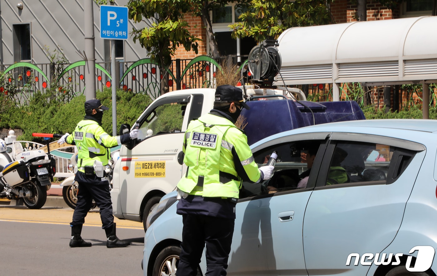 제주시 이도초등학교 앞 도로에서 경찰관들이 음주운전 단속을 하고 있다.2023.4.20/뉴스1 ⓒ News1 오미란 기자