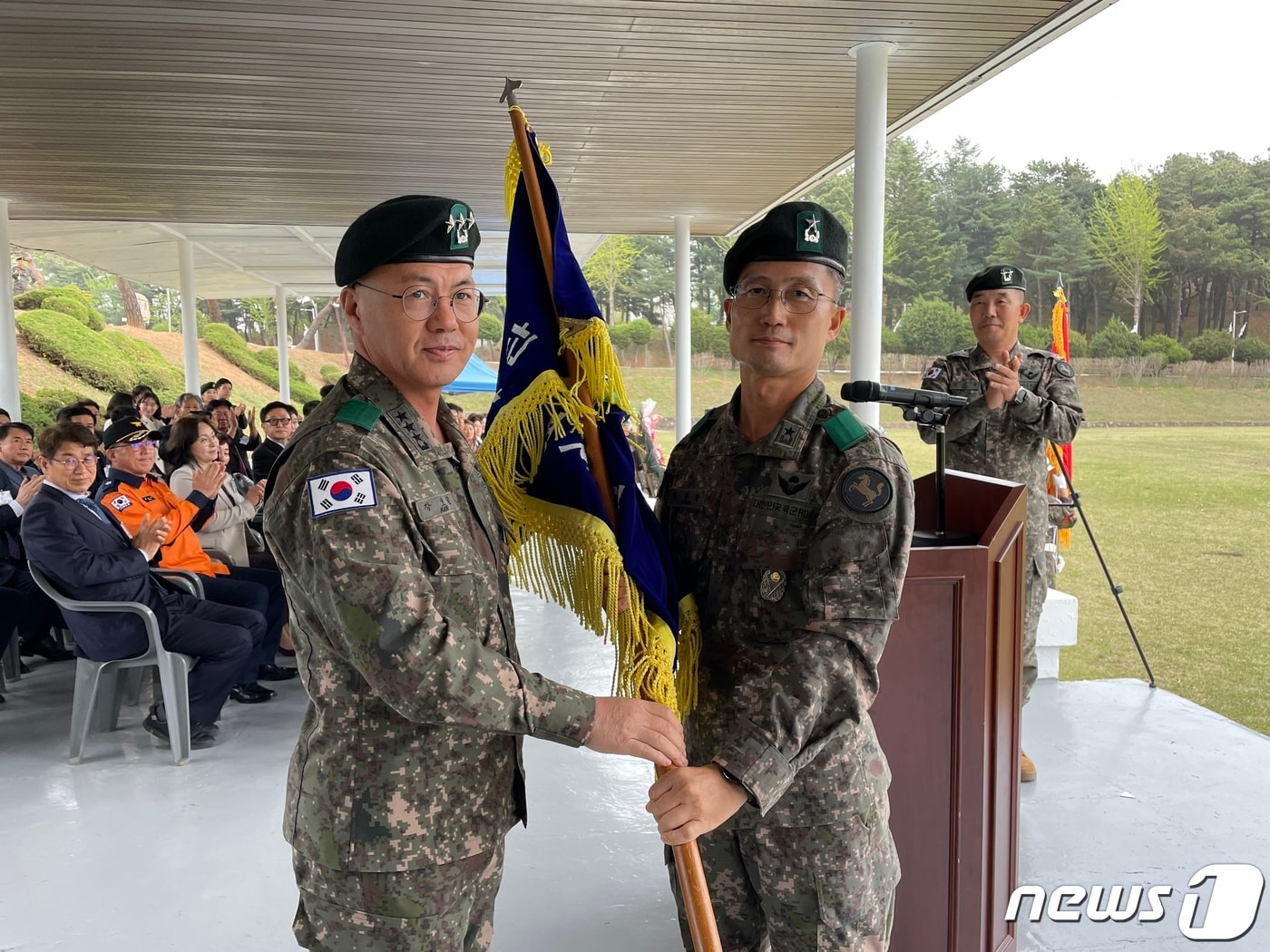 20일 육군 제9보병사단 사령부에서 열린 사단장 이취임식에서 1군단장 강호필 장군(왼쪽)이 신임 사단장 정광웅 장군(오른쪽)에게 부대기를 이양하고 있다. (육군9사단 제공)