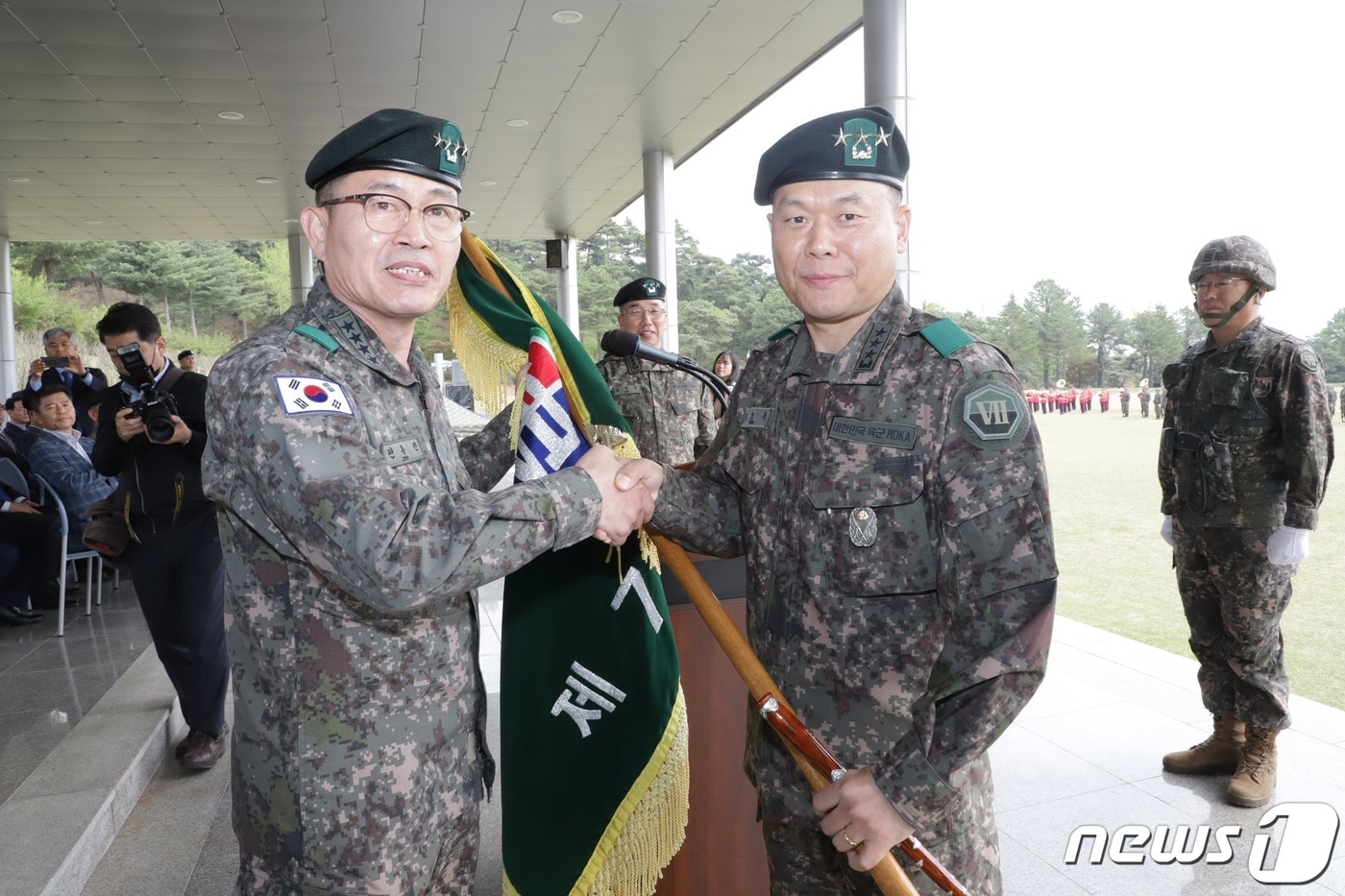 전동진 지상작전사령관(왼쪽)이 김호복 신임 7기동군단장에게 부대기를 이양하고 있다.(육군 7기동군단 제공) 