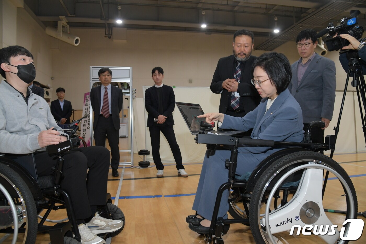 오유경 식품의약품안전처장은 20일 '장애인의 날'을 맞아 인천 부평구 근로복지공단 재활공학연구소를 찾아 고령자와 장애인 이동권을 보장하는 데 역할을 할 것으로 기대되는 자율주행 전동휠체어의 시연과 시험·연구 현장을 참관했다/식품의약품안전처 제공