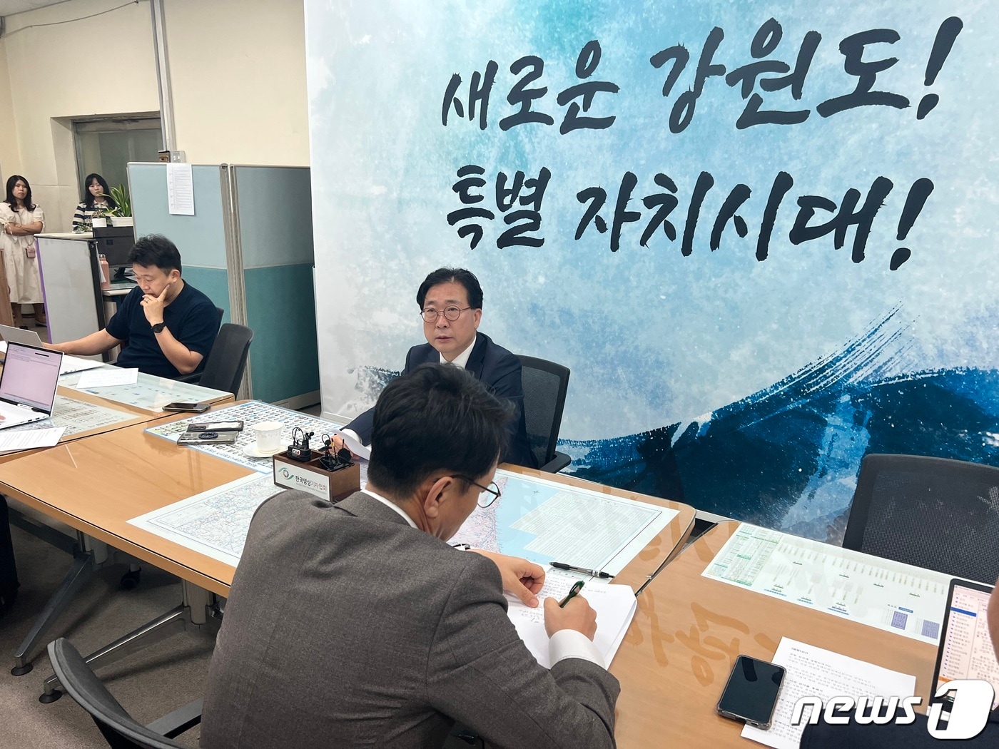 김한수 강원도기획조정실장이 21일 도청 기자실에서 긴급 기자간담회를 열고 동해안권경제자유구역 망상1지구 감사 계획에 대해 발표하고 있다.2023.4.21 한귀섭 기자