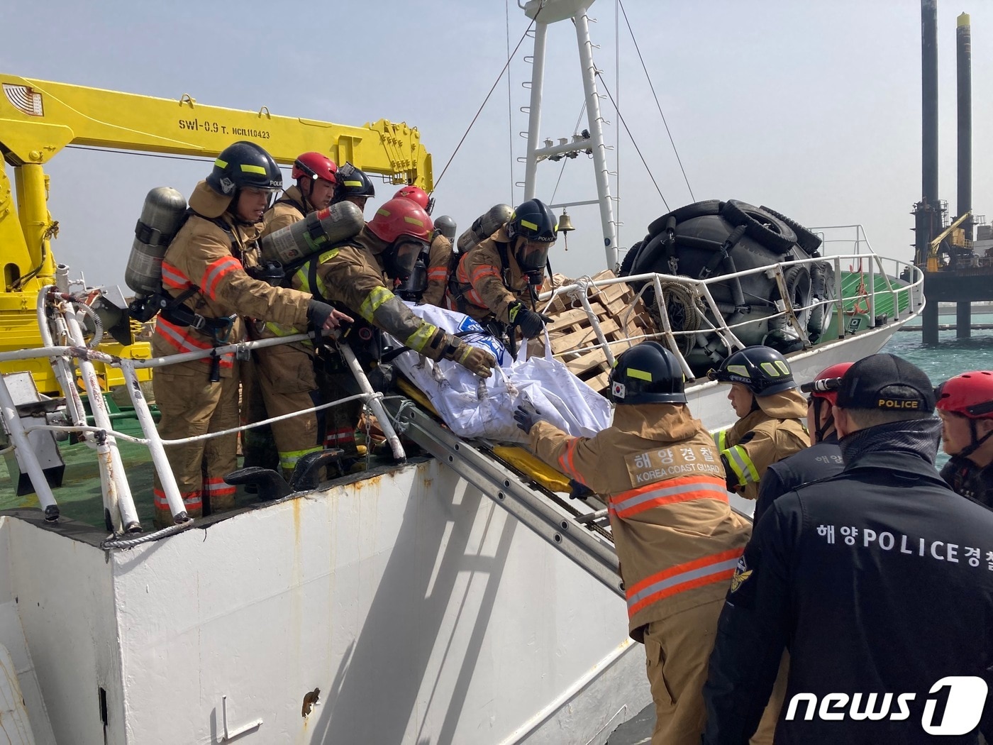 울산해경 대원들이 21일 오후 울산 울주군 울산항 용연 2부두에 예인된 러시아 어선 &#39;칼탄&#40;KALTAN&#41;호&#39;에서 시신 1구를 옮기고 있다. &#40;울산해양경찰서 제공&#41;