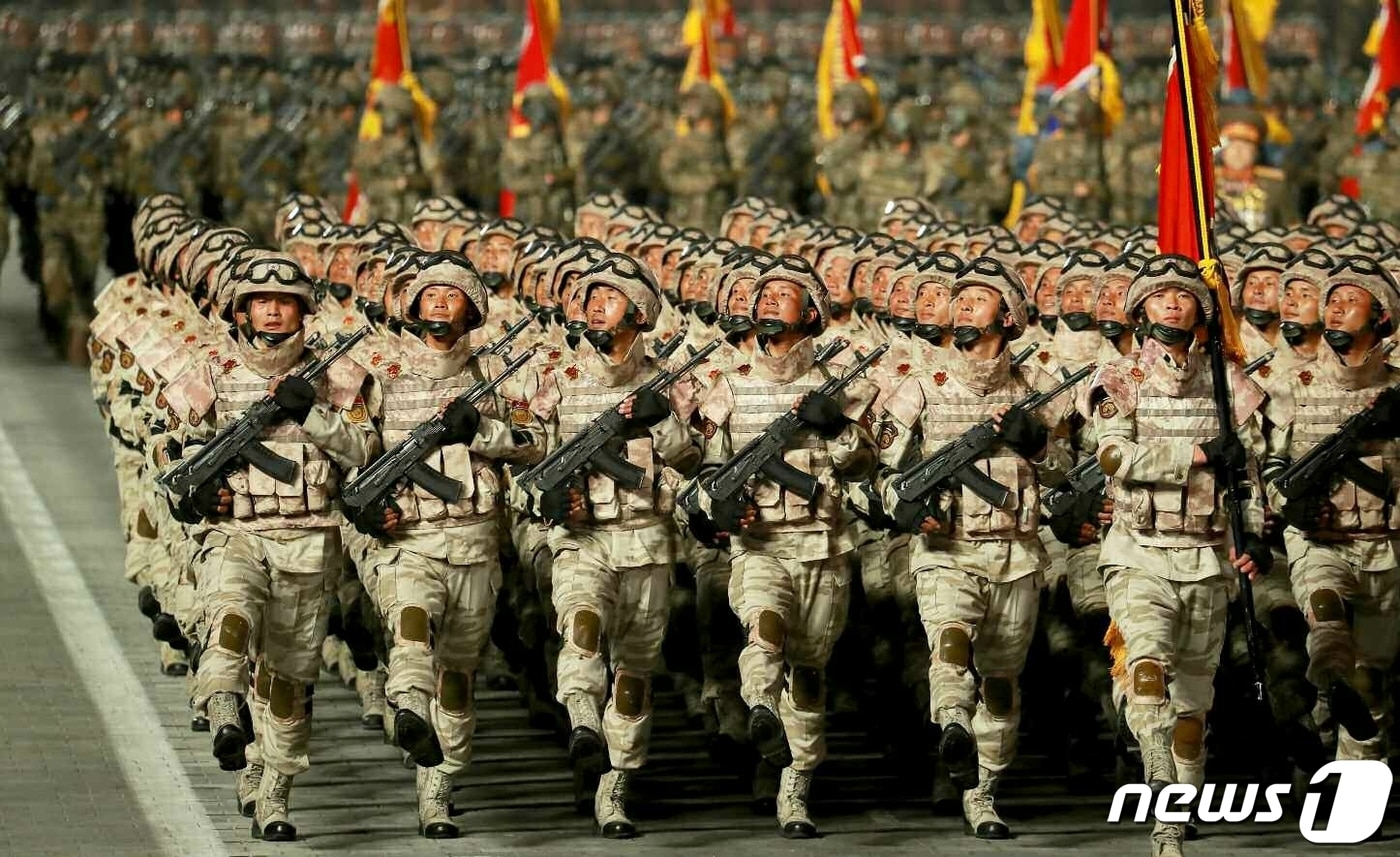 (평양 노동신문=뉴스1) = 작년 열린 북한 조선인민혁명군 창건 90주년 열병식. [국내에서만 사용가능. 재배포 금지. DB 금지. For Use Only in the Republic of Korea. Redistribution Prohibited] rodongphoto@news1.kr