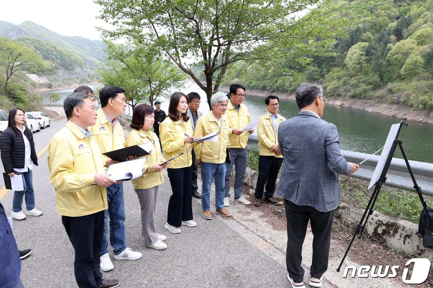 전북 진안군의회가 군립 자연휴양림 조성지를 방문해 사업 추진을 점검하고 있다.&#40;진안군의회제공&#41;2023.4.25/뉴스1