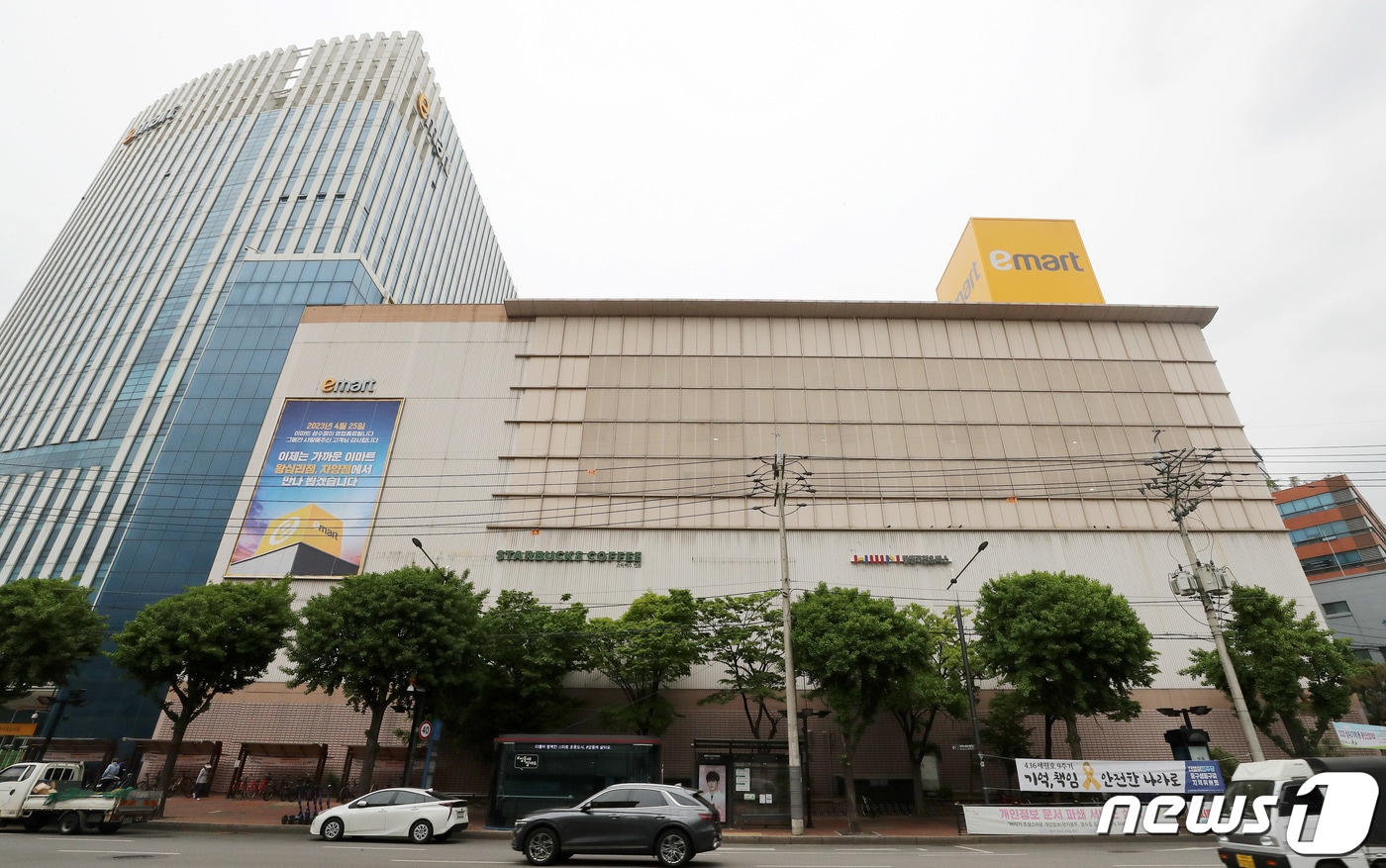 25일 이마트 성수점이 영업을 종료(폐점)한다. 이마트가 성수동 본사의 토지와 건물을 매각함에 따라 2001년 개점한 이마트 성수점은 이날 영업을 마지막으로 22년만에 영업을 종료한다. 사진은 이날 이마트 성수점 모습. 2023.4.25/뉴스1 ⓒ News1 박세연 기자