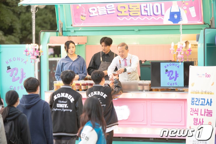 전북대학교 양오봉 총장이 지난 24일 시험에 지친 학생들에게 커피와 샌드위치 등을 제공하는 등 깜짝 이벤트를 펼쳤다.(전북대 제공)/뉴스1