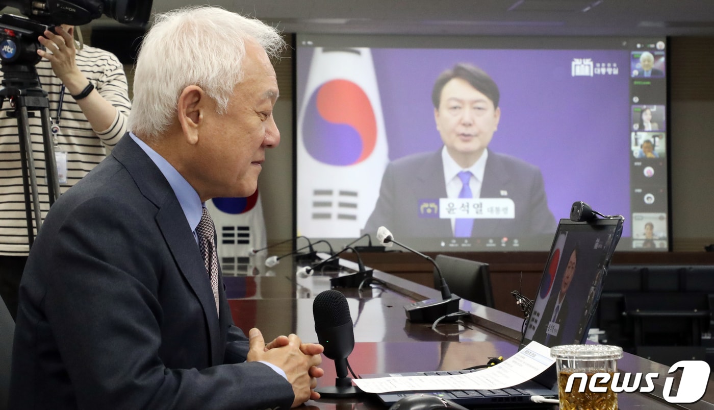 김한길 국민통합위원회 위원장이 지난 425일 서울 종로구 세종대로 정부서울청사에서 열린 메타버스를 활용한 청년마당 온라인 발대식에서 윤석열 대통령의 축하 영상을 보고 있다. 2023.4.25/뉴스1 ⓒ News1 김명섭 기자