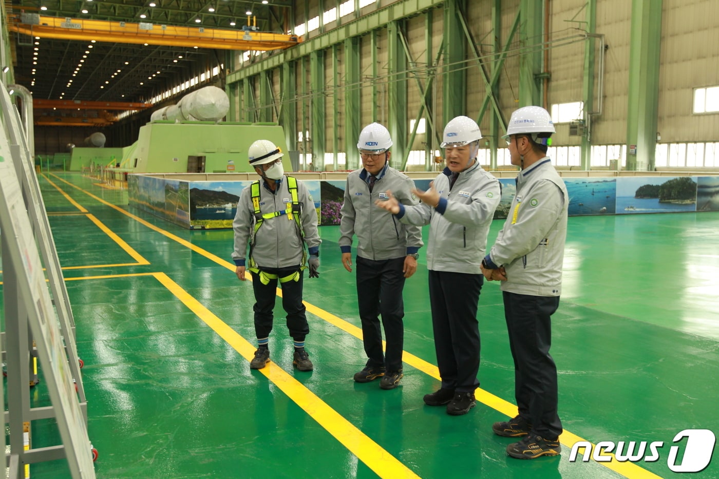 25일 김회천 한국남동발전 사장이 삼천포발전본부를 방문해 주요 시설과 안전관리 이행 상태를 점검하고 있다.(삼천포발전본부 제공)