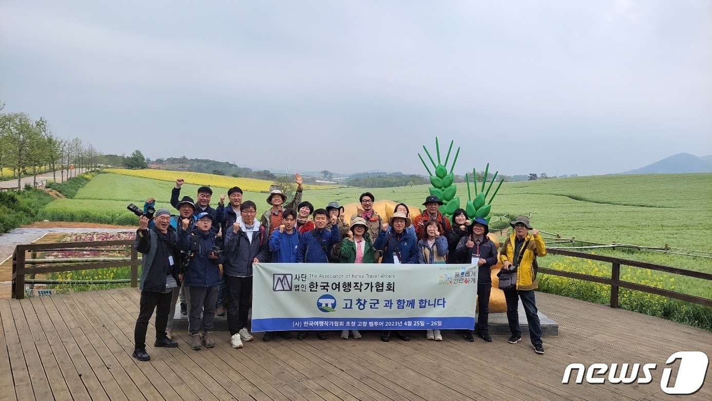  전북 고창군이 ‘2023 세계유산도시 고창 방문의 해’를 맞아 25~26일 이틀간 한국여행작가협회를 초청해 팸투어를 진행했다. 고창 청보리밭에서 회원들이 기념사진을 찍고 있다.&#40;고창군 제공&#41;2023.4.26/뉴스1