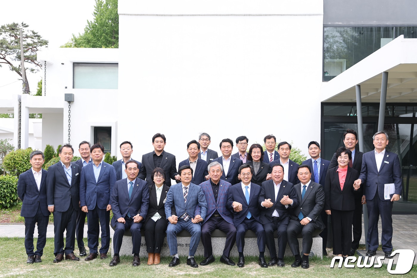 김동연 경기도지사는 26일 수원시 팔달구 도담소에서 경기도의회 안전행정위원회 소속 의원 13명과 간담회를 가졌다.(경기도 제공)