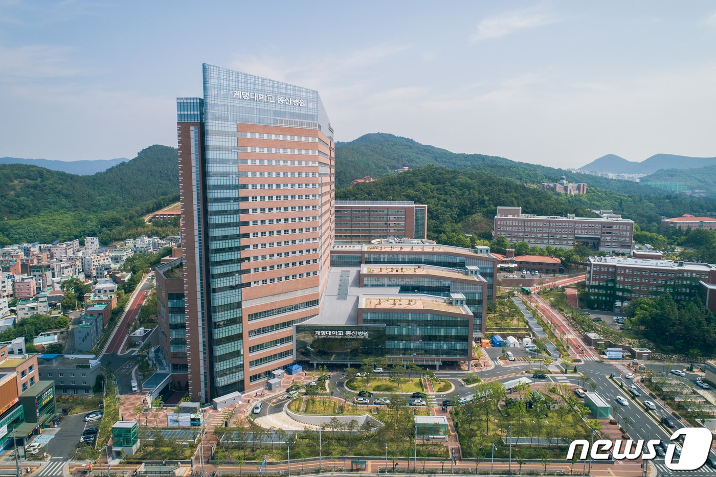 계명대 동산병원 소아외과 정은영 교수팀이 대구·경북 최초로 다빈치 로봇수술 시스템을 이용한 성인 탈장수술을 성공했다. 사진은 병원 전경. (계명대 동산병원 제공)/뉴스1