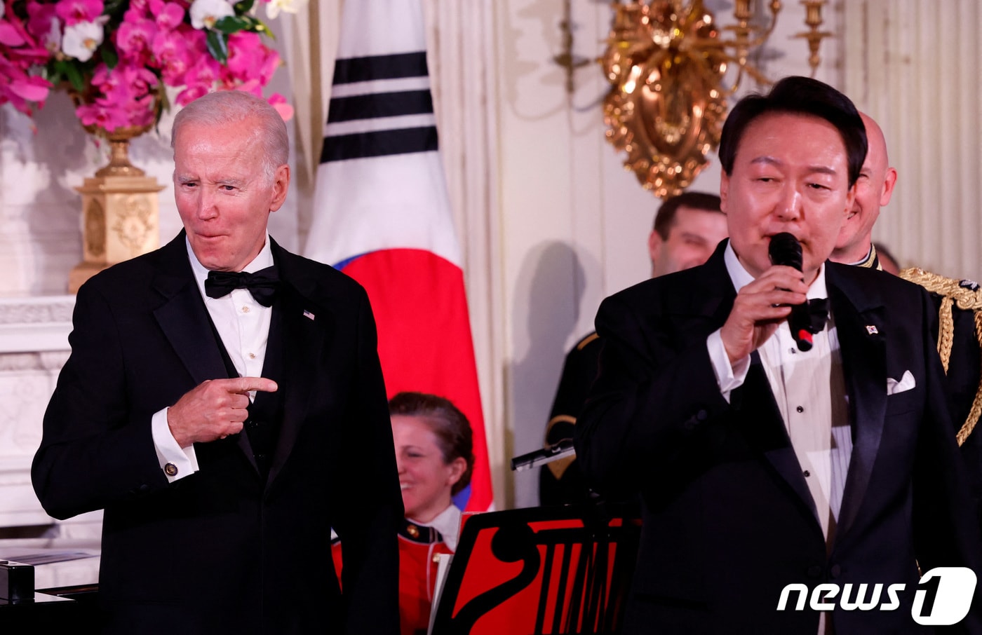 26일(현지시간) 미국 워싱턴 DC 백악관에서 윤석열 대통령의 국빈 방미를 기념하는 만찬이 열린 가운데 윤 대통령이 마이크를 잡고 노래를 부르자 옆에 있던 조 바이든 미국 대통령이 놀랍다는 표정을 짓고 있다. ⓒ 로이터=뉴스1 ⓒ News1 김성식 기자
