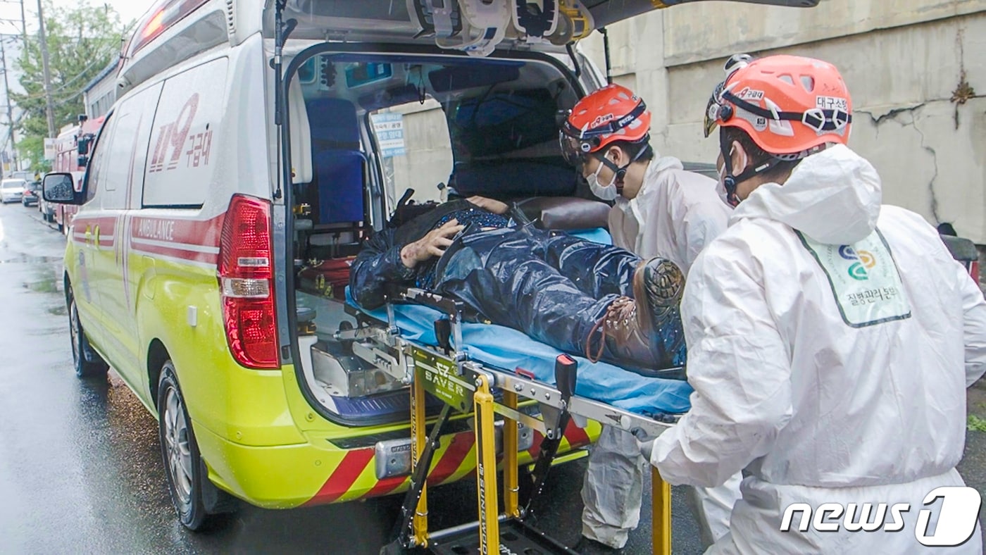 대구에서 10대 여학생이 도심에서 응급실을 찾아 떠돌다 구급차에서 숨진 사건과 유사한 사례를 막기 위해 소방당국이 119구급 컨트롤타워 역할을 수행하는 '119구급 지휘팀'을 운영한다. 사진은 응급환자 이송 모습. (대구소방본부 제공)/뉴스1