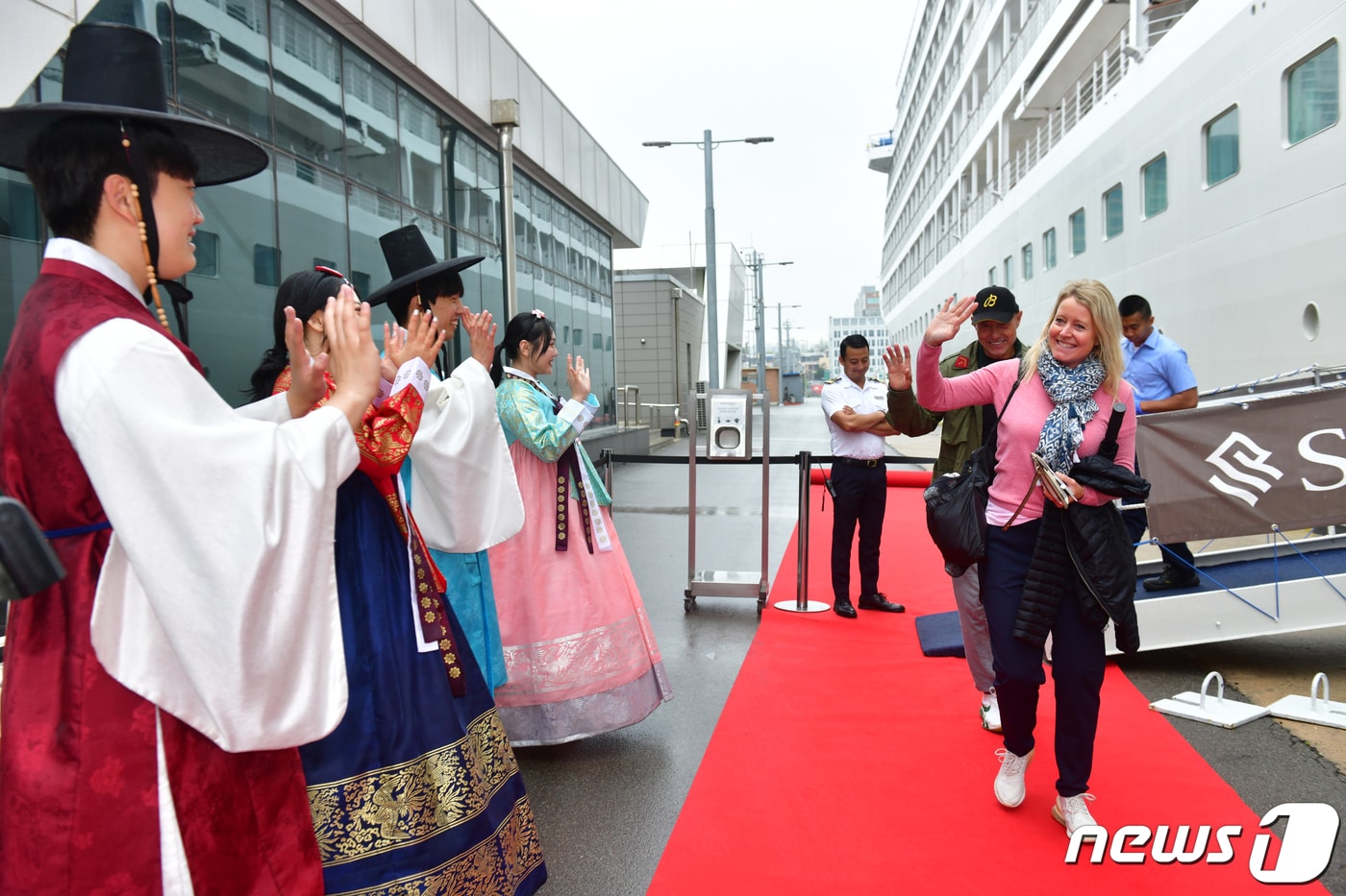 29일 오전 속초항에 입항한 미국 국적 럭셔리 크루즈인 '실버위스퍼호'에서 하선한 관광객들.(속초시 제공) 2023.4.29/뉴스1